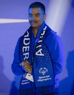 Þegar ég lít til baka á alla þá hluti sem ég hef tileinkað mér og lagt af mörkum fyrir samfélagið í gegnum íþróttahreyfingu fatlaðra, fyllist ég þakklæti og stolti. Ferðalagið mitt hefur kennt mér að ástríða og viljinn eru sterkustu verkfærin sem við eigum og að þegar við trúum á eitthvað af heilum hug, þá er nánast ekkert sem getur stoppað það.

Árin í kringum Special Olympics hafa gefið mér óteljandi tækifæri til að sýna hvað er hægt að gera þegar maður hugsar stórt, vinnur af heilindum og lætur hjartað leiða sig áfram. Hvort sem það er íþróttin sjálf, kvikmyndagerðin, sagan sem þarf að segja eða fólk sem þarf að lyfta upp, þá hef ég alltaf reynt að leggja mig allan fram og sýna hvað ég get.

Móment ársins, og eitt af stærstu mómentum lífs míns, var þegar ég var heiðraður á lokahátíð Special Olympics leikunum í Tórínó á Ítalíu núna í mars. Að standa þar, í miðju mannhafi, og finna hversu mikið starfið mitt skiptir máli… það var ólýsanlegt. Það var staðfesting á öllu því sem ég hef barist fyrir, öllu sem ég hef skapað og öllu sem ég hef reynt að gera fyrir aðra.

Þetta augnablik hefur kveikt enn sterkari eld í mér. Það hvetur mig til að halda áfram að vinna, skapa, hjálpa og sýna með mínum hætti að allir geta gert það sem þeir vilja með áhuga, vilja og ástríðu. Það er ekkert takmark nema þau sem við setjum sjálf.

Ég hlakka til að halda áfram þessari vegferð, gera enn meira og standa með þeim sem ég vinn með og fyrir. Saman getum við breytt heimum, einum degi í einu. ❤️🔥