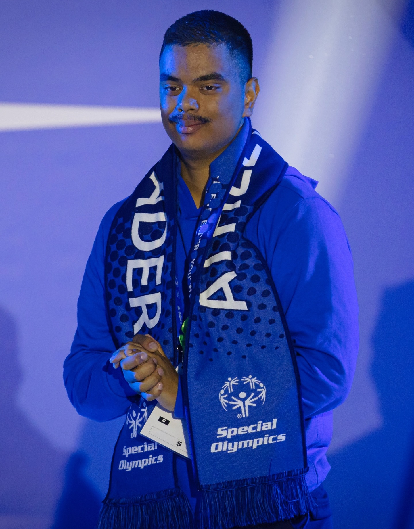 Þegar ég lít til baka á alla þá hluti sem ég hef tileinkað mér og lagt af mörkum fyrir samfélagið í gegnum íþróttahreyfingu fatlaðra, fyllist ég þakklæti og stolti. Ferðalagið mitt hefur kennt mér að ástríða og viljinn eru sterkustu verkfærin sem við eigum og að þegar við trúum á eitthvað af heilum hug, þá er nánast ekkert sem getur stoppað það.

Árin í kringum Special Olympics hafa gefið mér óteljandi tækifæri til að sýna hvað er hægt að gera þegar maður hugsar stórt, vinnur af heilindum og lætur hjartað leiða sig áfram. Hvort sem það er íþróttin sjálf, kvikmyndagerðin, sagan sem þarf að segja eða fólk sem þarf að lyfta upp, þá hef ég alltaf reynt að leggja mig allan fram og sýna hvað ég get.

Móment ársins, og eitt af stærstu mómentum lífs míns, var þegar ég var heiðraður á lokahátíð Special Olympics leikunum í Tórínó á Ítalíu núna í mars. Að standa þar, í miðju mannhafi, og finna hversu mikið starfið mitt skiptir máli… það var ólýsanlegt. Það var staðfesting á öllu því sem ég hef barist fyrir, öllu sem ég hef skapað og öllu sem ég hef reynt að gera fyrir aðra.

Þetta augnablik hefur kveikt enn sterkari eld í mér. Það hvetur mig til að halda áfram að vinna, skapa, hjálpa og sýna með mínum hætti að allir geta gert það sem þeir vilja með áhuga, vilja og ástríðu. Það er ekkert takmark nema þau sem við setjum sjálf.

Ég hlakka til að halda áfram þessari vegferð, gera enn meira og standa með þeim sem ég vinn með og fyrir. Saman getum við breytt heimum, einum degi í einu. ❤️🔥