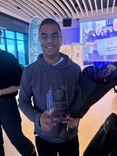 Tvenn verðlaun Á einum degi gera aðrir betur!! 
en núna kl 15 var ég að fá Hvataverðlaun Íþróttasambands fatlaðra. Ég bjóst nú reyndar ekki við þessum verðlaunum þar sem ég var beðin að koma og mynda og svo var nafnið mitt kallað upp…

Endilega horfið á fréttir og íþróttafréttir á RÚV í kvöld 

Takk fyrir mig