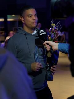 Takk æðislega fyrir frábæran dag í gær. Þetta var sturlaður dagur, þetta er dagur sem ég mun aldrei gleyma. Tvenn verðlaun á sama degi, gera aðrir betur! 

Ég er þakklátir, stoltu og hamingjusamur. Takk fyrir mig og takk fyrir RÚV og SÝN fyrir frábæra umfjöllun 

Ég læt hér fylgja ljóð sem Atli Þór Þorvaldsson Formaður dómnefndar Hvatningarverðlaunanna samdi um mig og mitt starf. 

Takk æðislega fyrir mig og takk fyrir ykkur 😁

Magnús Orri Arnarson

Framleiddi flottu kvikmyndina,
„Sigur fyrir sjálfsmyndina“.
Sýnir þá sem þann heiður hreppa,
á Special Olympics fá að keppa.

Í fimleikum sjálfur átti taktana fína,
og sýnir í myndinni aðra sem skína.
Glímir við einhverfu og Tourette með einstökum hætti,
og „Með okkar augum“ hann vinnur við sjónvarpsþætti.